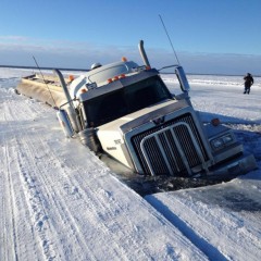 Un camion coincé sous la glace au nord du Canada